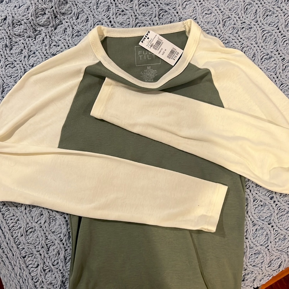NWT ⭐️⭐️Tilly’s Full Tilt long sleeve green/cream shirt medium junior size